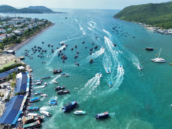 Kiểm tra đột xuất các phương tiện chở du khách tại bến tàu Nha Trang Kiểm tra đột xuất các phương tiện chở du khách tại bến tàu Nha Trang