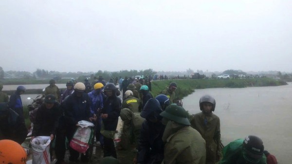 Thanh Hóa huy động hơn 300 người vá đê bị sạt lở Thanh Hóa huy động hơn 300 người vá đê bị sạt lở