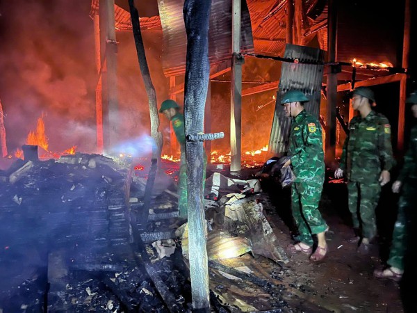 Quảng Trị: Chiến sĩ biên phòng xuyên đêm chữa cháy nhà dân Quảng Trị: Chiến sĩ biên phòng xuyên đêm chữa cháy nhà dân