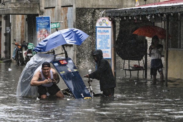 Mưa lũ gây chết người, cuốn trôi nhà cửa ở Trung Quốc, Philippines, Pakistan Mưa lũ gây chết người, cuốn trôi nhà cửa ở Trung Quốc, Philippines, Pakistan