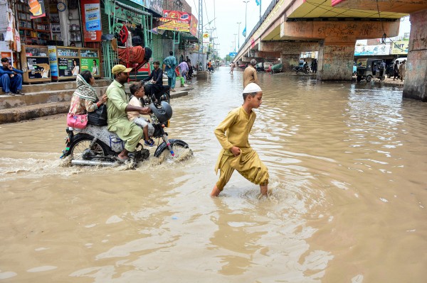 Mưa lũ gây chết người, cuốn trôi nhà cửa ở Trung Quốc, Philippines, Pakistan Mưa lũ gây chết người, cuốn trôi nhà cửa ở Trung Quốc, Philippines, Pakistan