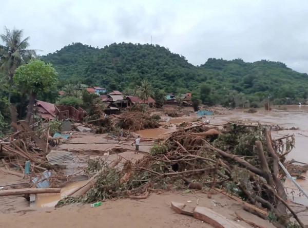Phóng viên Thanh Niên theo máy bay trực thăng quân sự ứng cứu vùng lũ Nghệ An Phóng viên Thanh Niên theo máy bay trực thăng quân sự ứng cứu vùng lũ Nghệ An