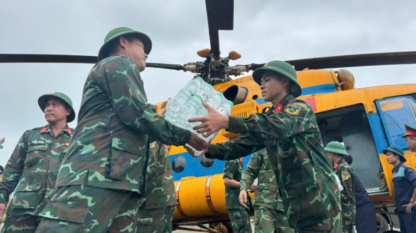 Phóng viên Thanh Niên theo máy bay trực thăng quân sự ứng cứu vùng lũ Nghệ An