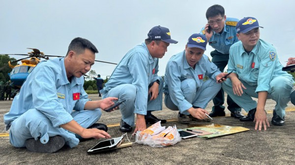 Phóng viên Thanh Niên theo máy bay trực thăng quân sự ứng cứu vùng lũ Nghệ An