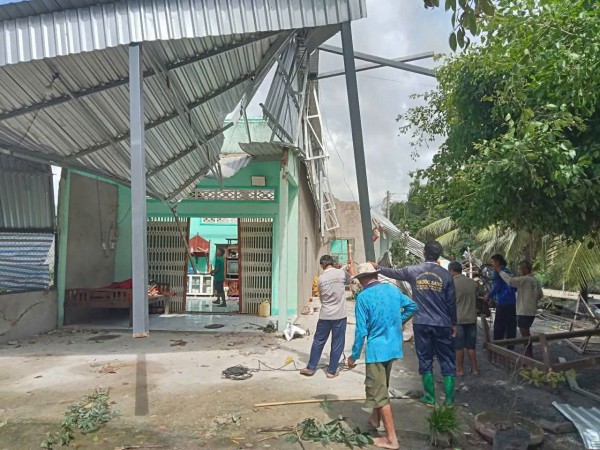 Miền Tây: Giông lốc làm 17 người bị thương, hư hại hàng trăm nhà dân