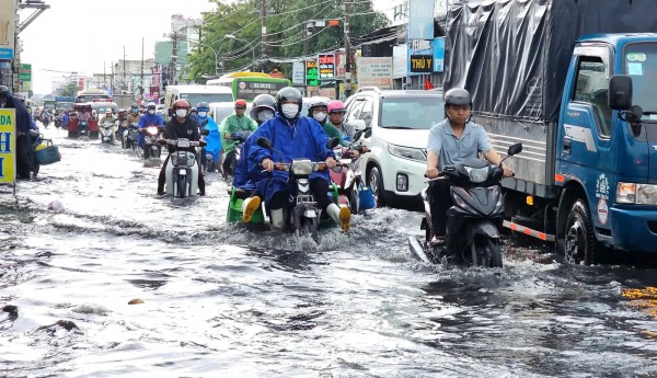 Làm gì để bảo vệ ô tô trong mùa mưa bão?