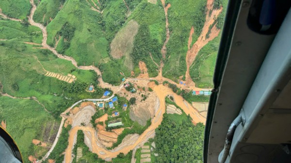 Nhìn từ trực thăng: Xã miền núi Mỹ Lý ở Nghệ An tan hoang sau lũ dữ