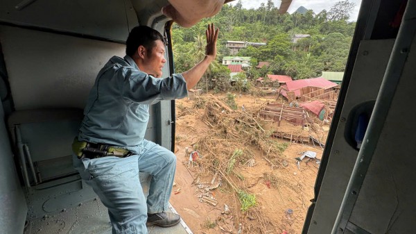 Nhìn từ trực thăng: Xã miền núi Mỹ Lý ở Nghệ An tan hoang sau lũ dữ Nhìn từ trực thăng: Xã miền núi Mỹ Lý ở Nghệ An tan hoang sau lũ dữ