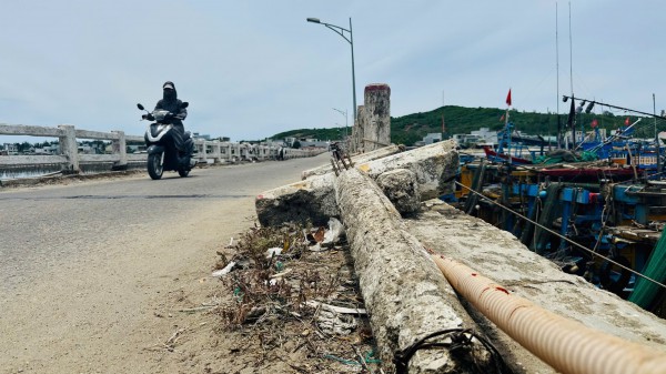 Quảng Ngãi: Cầu Thạnh Đức rệu rã, ngư dân 'liều' neo tàu Quảng Ngãi: Cầu Thạnh Đức rệu rã, ngư dân 'liều' neo tàu
