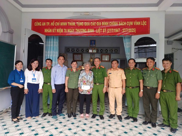 Trung tướng Mai Hoàng, Giám đốc Công an TP.HCM thăm các gia đình chính sách Trung tướng Mai Hoàng, Giám đốc Công an TP.HCM thăm các gia đình chính sách