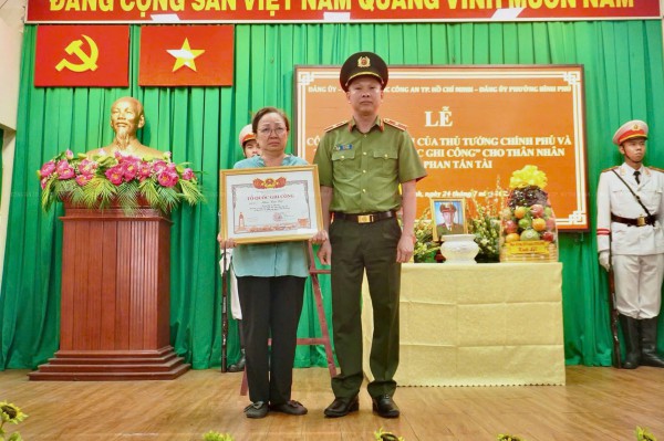 Trung tướng Mai Hoàng, Giám đốc Công an TP.HCM thăm các gia đình chính sách Trung tướng Mai Hoàng, Giám đốc Công an TP.HCM thăm các gia đình chính sách