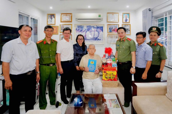 Trung tướng Mai Hoàng, Giám đốc Công an TP.HCM thăm các gia đình chính sách Trung tướng Mai Hoàng, Giám đốc Công an TP.HCM thăm các gia đình chính sách