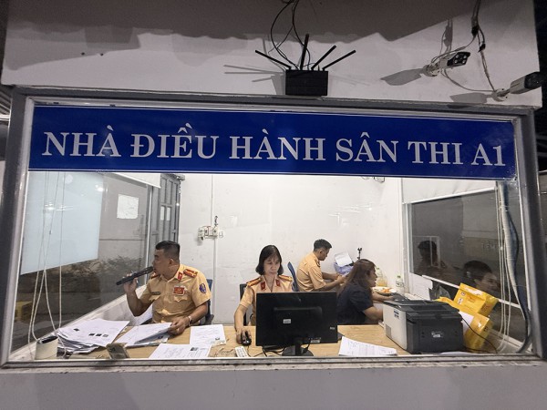 Thi sát hạch bằng lái xe tới nửa đêm Thi sát hạch bằng lái xe tới nửa đêm