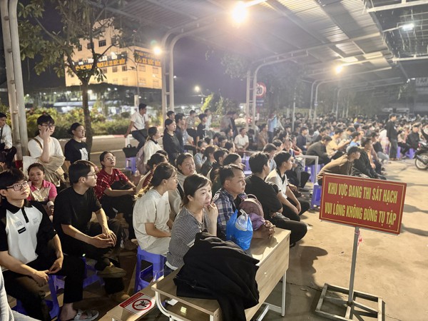 Thi sát hạch bằng lái xe tới nửa đêm Thi sát hạch bằng lái xe tới nửa đêm