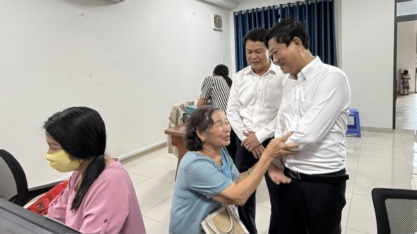TP.HCM: Ấm lòng người dân Tân Đông Hiệp đi làm giấy tờ được phục vụ đồ ăn TP.HCM: Ấm lòng người dân Tân Đông Hiệp đi làm giấy tờ được phục vụ đồ ăn