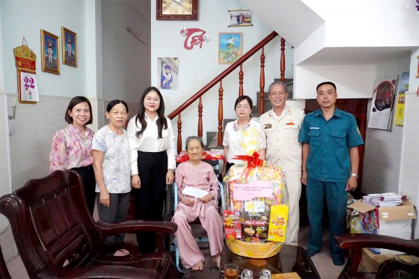 Cán bộ làm việc với tinh thần làm ngày làm đêm phục vụ người dân Cán bộ làm việc với tinh thần làm ngày làm đêm phục vụ người dân