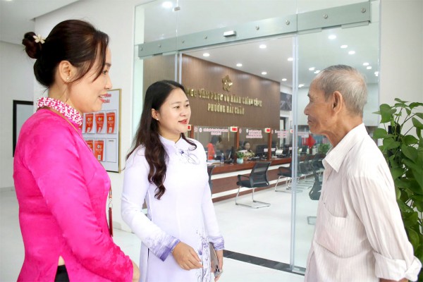 Cán bộ làm việc với tinh thần làm ngày làm đêm phục vụ người dân Cán bộ làm việc với tinh thần làm ngày làm đêm phục vụ người dân