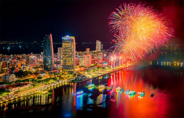 Cán bộ làm việc với tinh thần làm ngày làm đêm phục vụ người dân Cán bộ làm việc với tinh thần làm ngày làm đêm phục vụ người dân