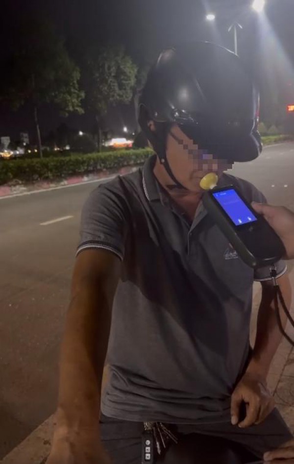 CSGT Đồng Nai hóa trang, 'mật phục' gần quán nhậu xử lý vi phạm nồng độ cồn CSGT Đồng Nai hóa trang, 'mật phục' gần quán nhậu xử lý vi phạm nồng độ cồn
