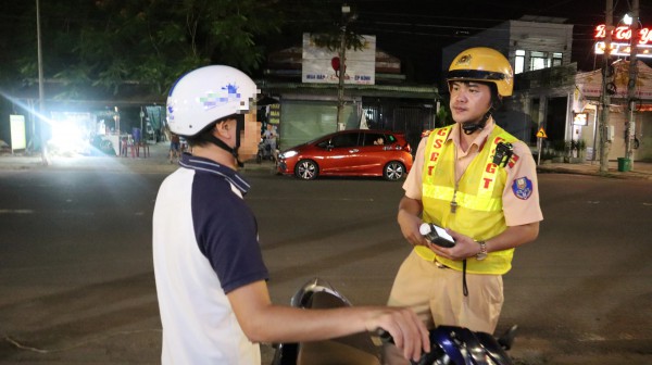 CSGT Đồng Nai hóa trang, 'mật phục' gần quán nhậu xử lý vi phạm nồng độ cồn CSGT Đồng Nai hóa trang, 'mật phục' gần quán nhậu xử lý vi phạm nồng độ cồn