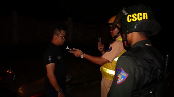 CSGT Đồng Nai hóa trang, 'mật phục' gần quán nhậu xử lý vi phạm nồng độ cồn CSGT Đồng Nai hóa trang, 'mật phục' gần quán nhậu xử lý vi phạm nồng độ cồn
