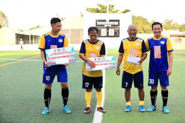 Công Nhậm lập hat-trick, Minh 'nhí' ghi cú đúp tạo kịch tính tại Trường ĐH Đồng Tháp Công Nhậm lập hat-trick, Minh 'nhí' ghi cú đúp tạo kịch tính tại Trường ĐH Đồng Tháp