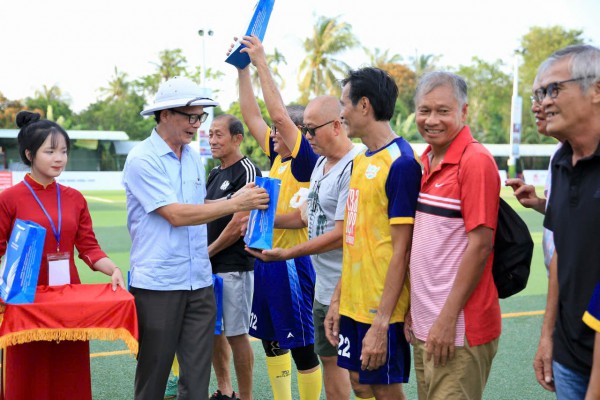 Công Nhậm lập hat-trick, Minh 'nhí' ghi cú đúp tạo kịch tính tại Trường ĐH Đồng Tháp Công Nhậm lập hat-trick, Minh 'nhí' ghi cú đúp tạo kịch tính tại Trường ĐH Đồng Tháp