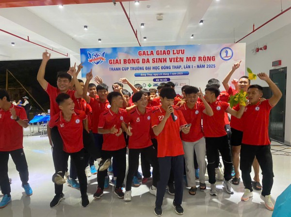 Công Nhậm lập hat-trick, Minh 'nhí' ghi cú đúp tạo kịch tính tại Trường ĐH Đồng Tháp Công Nhậm lập hat-trick, Minh 'nhí' ghi cú đúp tạo kịch tính tại Trường ĐH Đồng Tháp