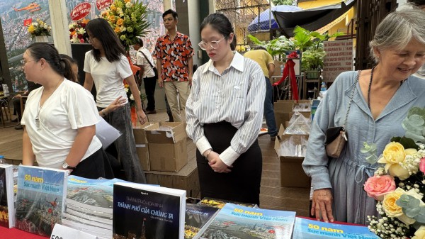 Trưởng đoàn đại biểu Quốc hội TP.HCM khai mạc sách ảnh 50 năm sức mạnh Việt Nam Trưởng đoàn đại biểu Quốc hội TP.HCM khai mạc sách ảnh 50 năm sức mạnh Việt Nam