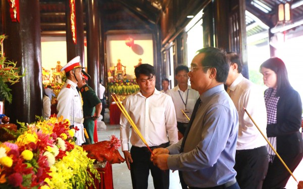 Lãnh đạo TP.HCM dâng hương tưởng nhớ anh hùng, liệt sĩ tại đặc khu Côn Đảo