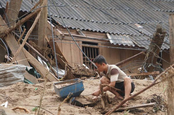 Kiệt sức vì bùn, rác tràn ngập sau lũ Kiệt sức vì bùn, rác tràn ngập sau lũ