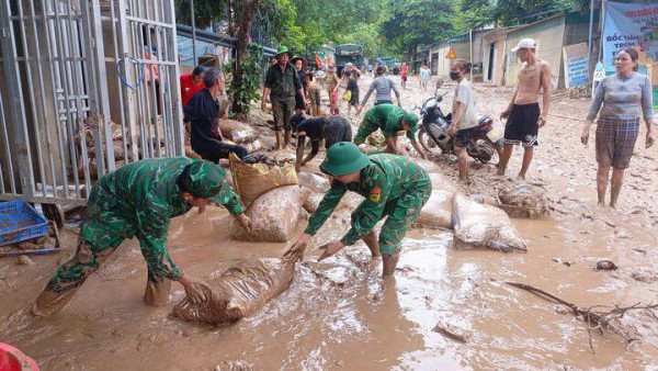 Kiệt sức vì bùn, rác tràn ngập sau lũ Kiệt sức vì bùn, rác tràn ngập sau lũ