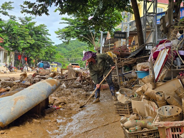 Kiệt sức vì bùn, rác tràn ngập sau lũ Kiệt sức vì bùn, rác tràn ngập sau lũ