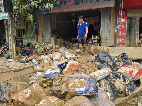 Kiệt sức vì bùn, rác tràn ngập sau lũ Kiệt sức vì bùn, rác tràn ngập sau lũ