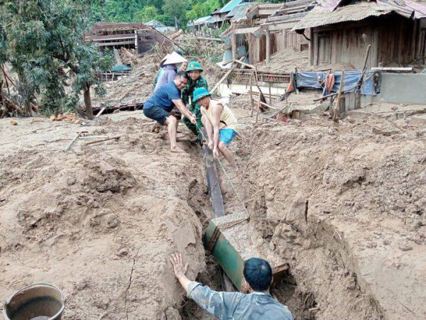 Kiệt sức vì bùn, rác tràn ngập sau lũ Kiệt sức vì bùn, rác tràn ngập sau lũ
