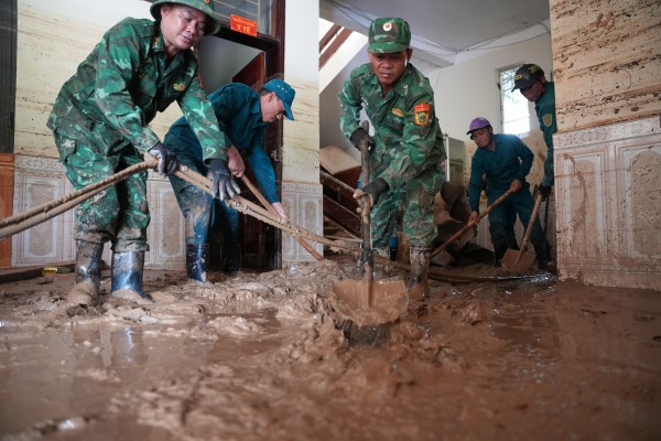 Kiệt sức vì bùn, rác tràn ngập sau lũ Kiệt sức vì bùn, rác tràn ngập sau lũ