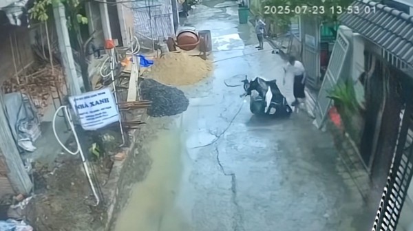 TP.HCM: Kiểm điểm, rút kinh nghiệm đối với nữ cán bộ phường đẩy đổ xe máy của shipper TP.HCM: Kiểm điểm, rút kinh nghiệm đối với nữ cán bộ phường đẩy đổ xe máy của shipper