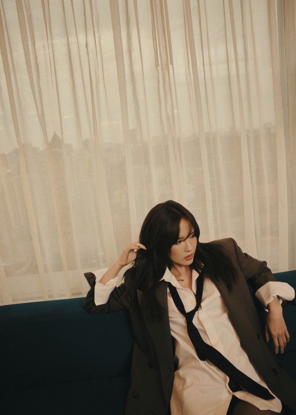 Thiều Bảo Trâm biến hóa với blazer
