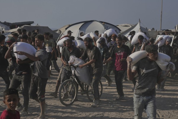Israel cho thả hàng viện trợ xuống Dải Gaza Israel cho thả hàng viện trợ xuống Dải Gaza
