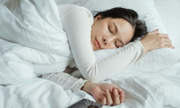 Cách giữ tóc thẳng đẹp sau khi thức dậy