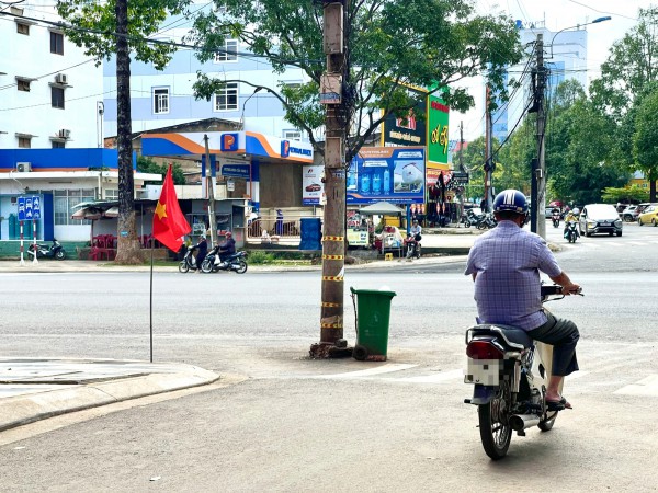 Hàng loạt trụ điện án ngữ dưới lòng đường