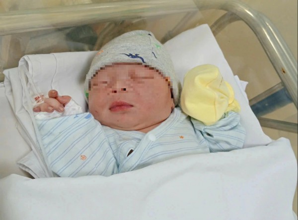 Bé gái sơ sinh còn nguyên dây rốn, bị bỏ rơi bên đường