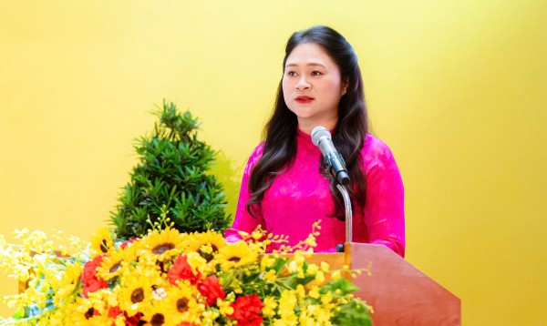 Cán bộ làm việc với tinh thần làm ngày làm đêm phục vụ người dân Cán bộ làm việc với tinh thần làm ngày làm đêm phục vụ người dân