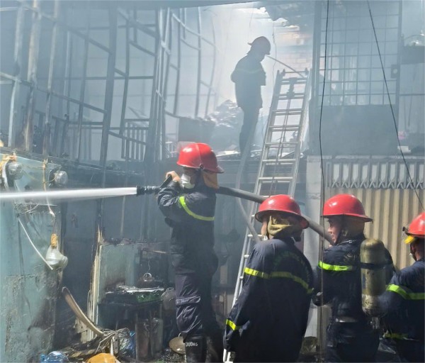 Cháy khu nhà trọ khi nhiều người thuê trọ đã đi làm Cháy khu nhà trọ khi nhiều người thuê trọ đã đi làm