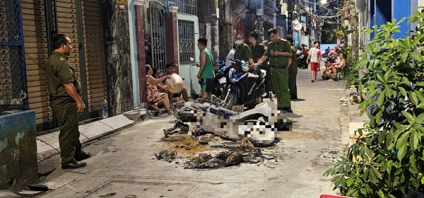 Cháy xe máy điện, nhiều người leo ban công qua nhà hàng xóm thoát thân Cháy xe máy điện, nhiều người leo ban công qua nhà hàng xóm thoát thân