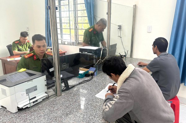 Công an xã hỗ trợ người dân làm thủ tục hành chính