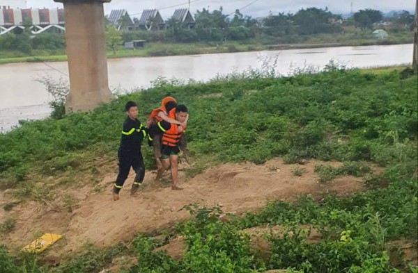 Em gái nhảy sông Đăk Bla, anh trai không biết bơi vẫn nhảy xuống cứu Em gái nhảy sông Đăk Bla, anh trai không biết bơi vẫn nhảy xuống cứu