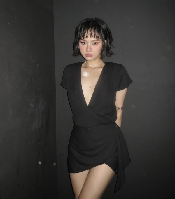 "Em xinh" Miu Lê biến hóa đa phong cách với trang phục trắng đen "Em xinh" Miu Lê biến hóa đa phong cách với trang phục trắng đen