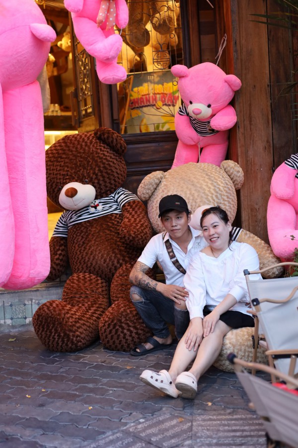 Gấu bông 'phủ hồng' quán cà phê gây bão mạng ở TP.HCM: Khách thích thú check-in Gấu bông 'phủ hồng' quán cà phê gây bão mạng ở TP.HCM: Khách thích thú check-in