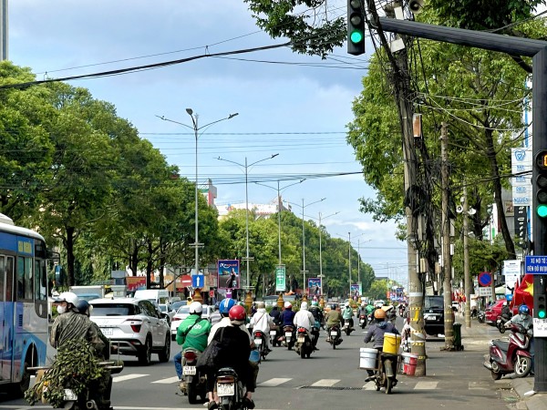 Hàng loạt trụ điện án ngữ dưới lòng đường